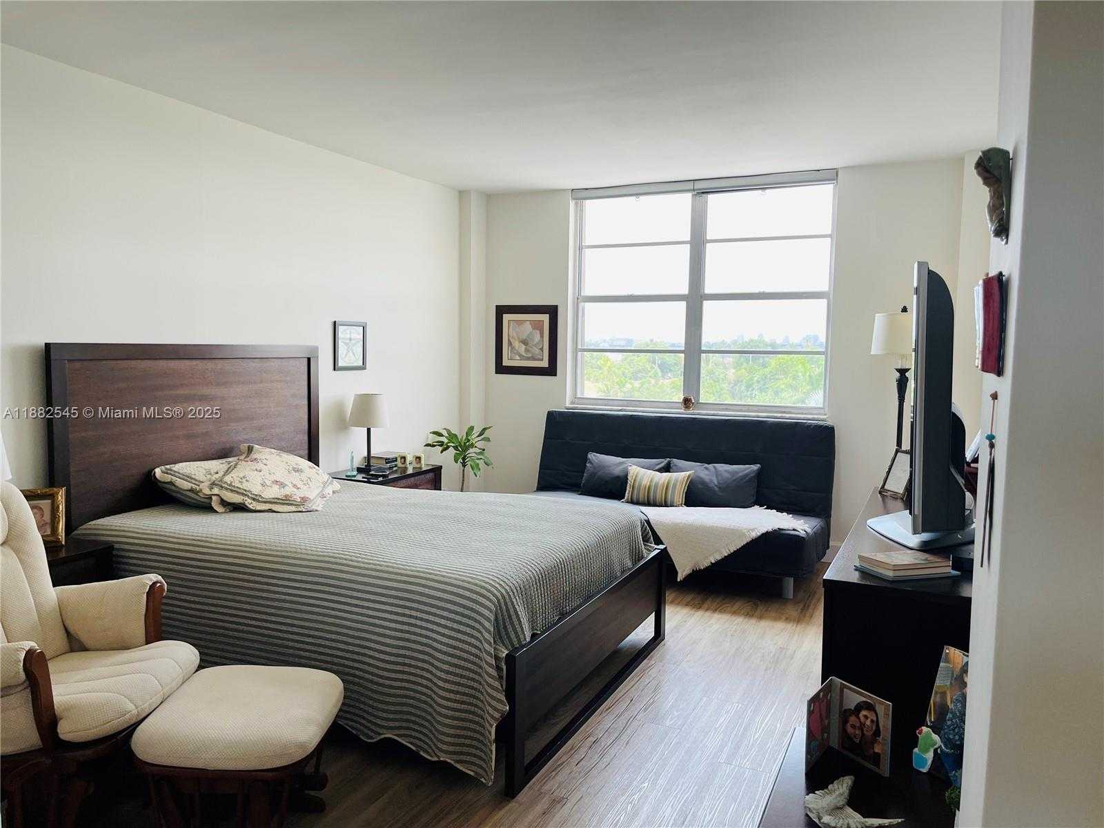 Small Image of 1455 NORTH TREASURE DR #5M, North Bay Village Number 3