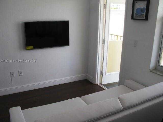 Small Image of 910 JEFFERSON AVE #3B, Miami Beach Number 2