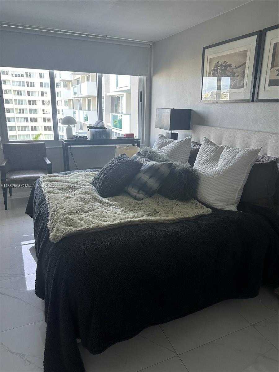 Small Image of 1200 WEST AVE #715, Miami Beach Number 2