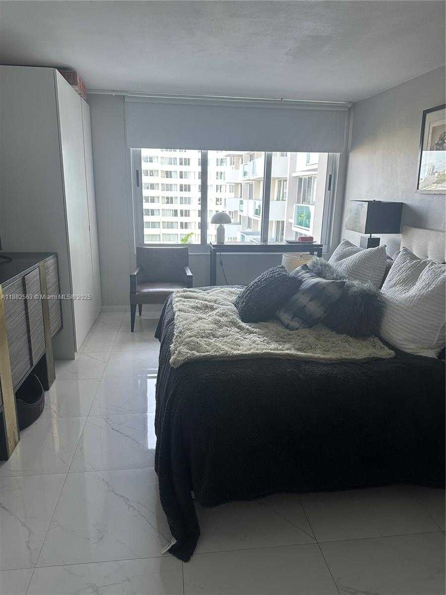 Small Image of 1200 WEST AVE #715, Miami Beach Number 3