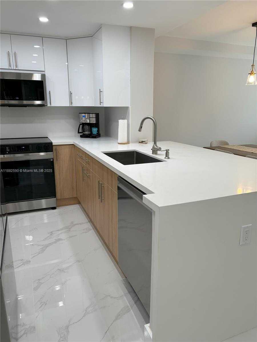 Small Image of 5701 COLLINS AVE #1203, Miami Beach Number 3
