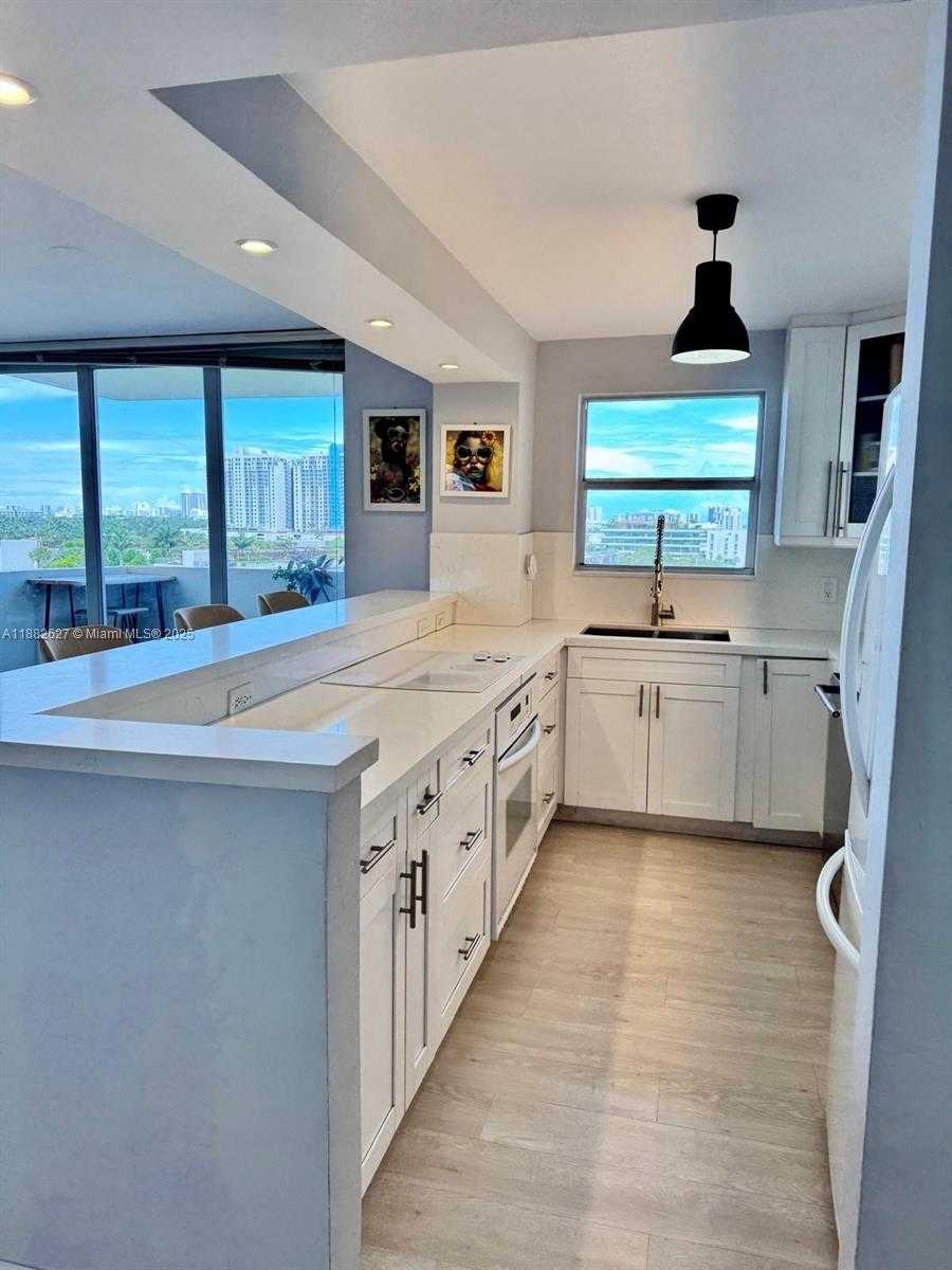 Small Image of 5 NORTH EAST ISLAND AVE #10J, Miami Beach Number 3