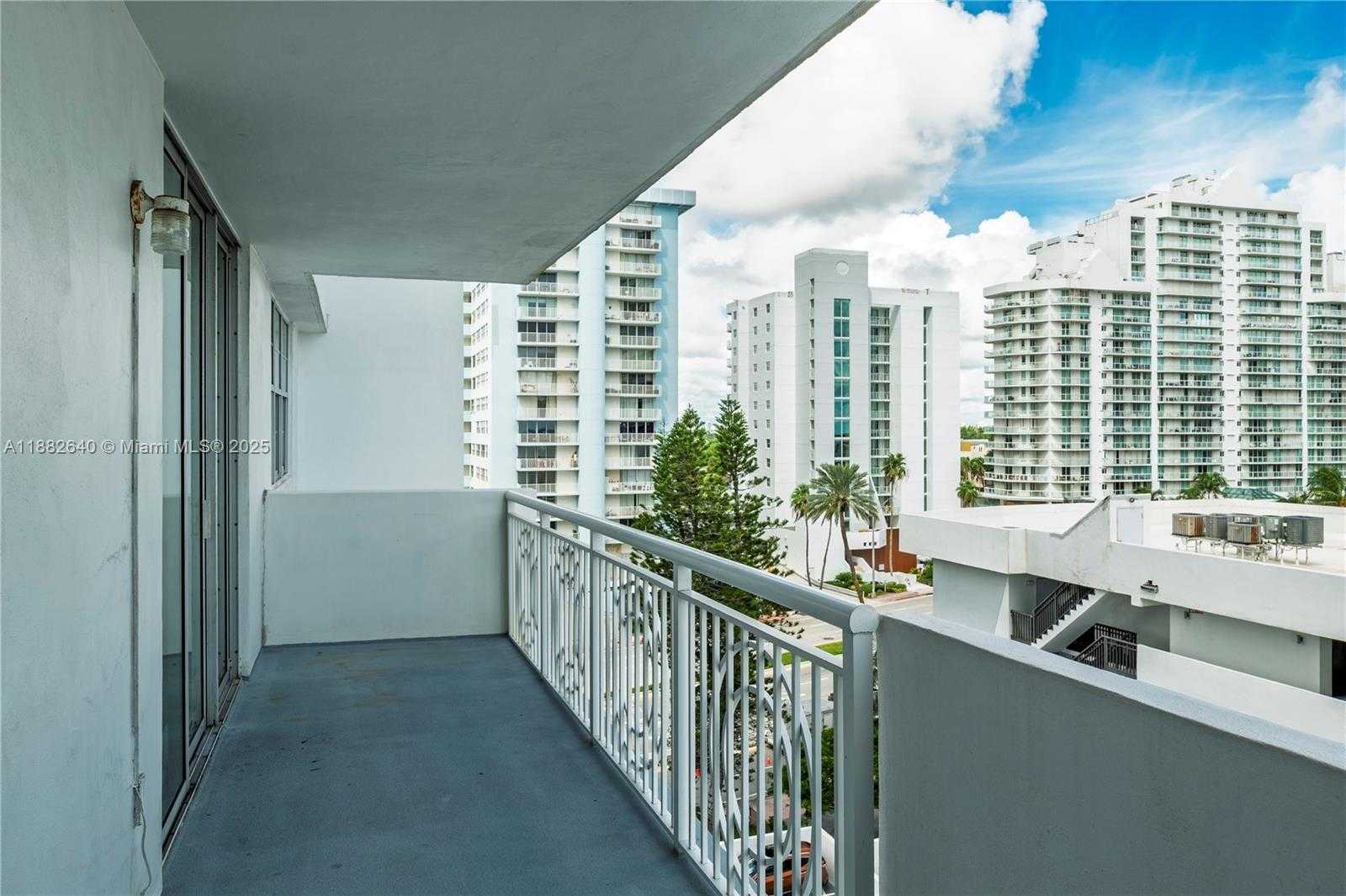 Small Image of 5825 COLLINS AVE #7D, Miami Beach Number 3