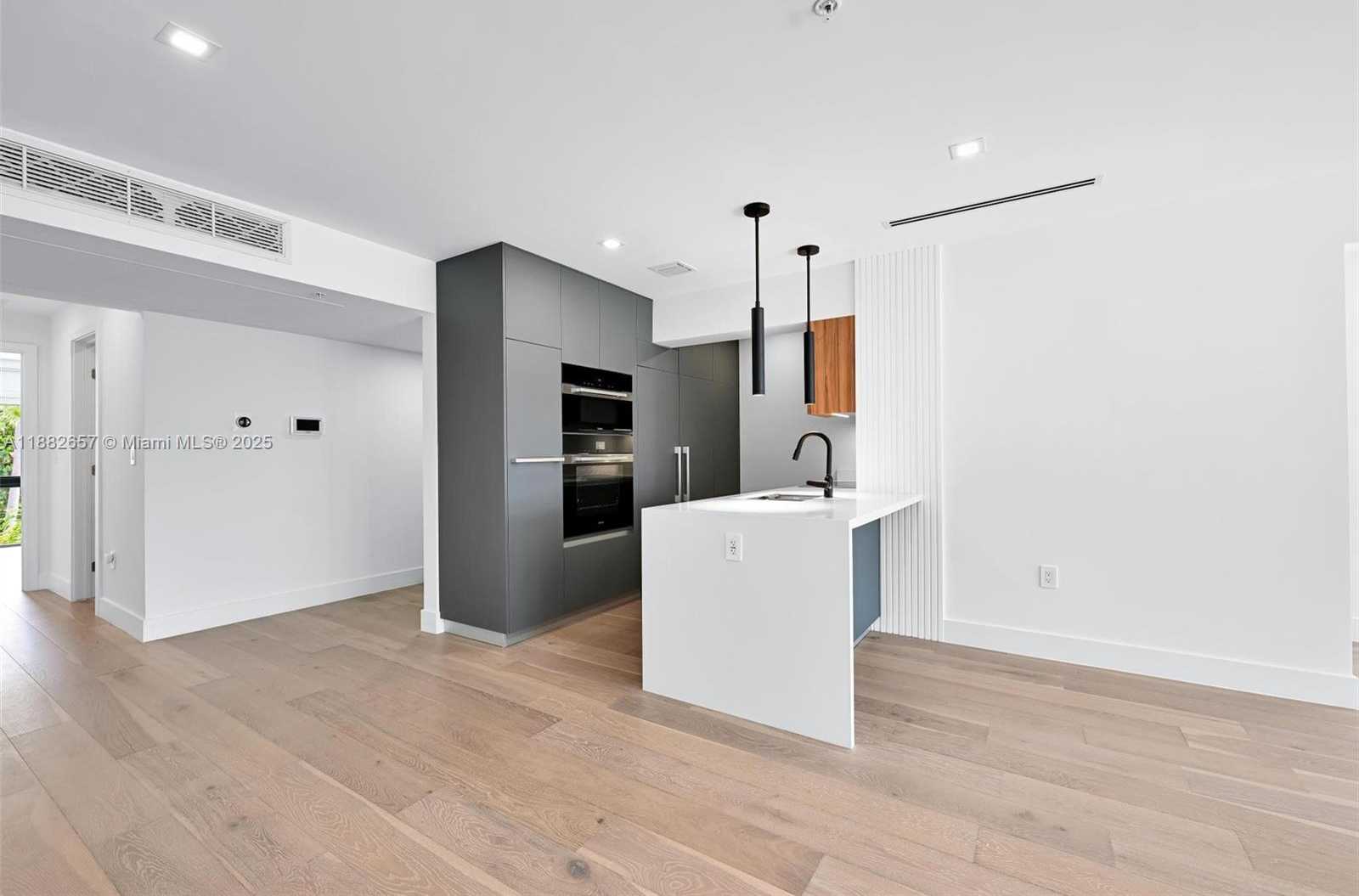 Small Image of 204 SUNRISE DR #204C, Key Biscayne Number 2