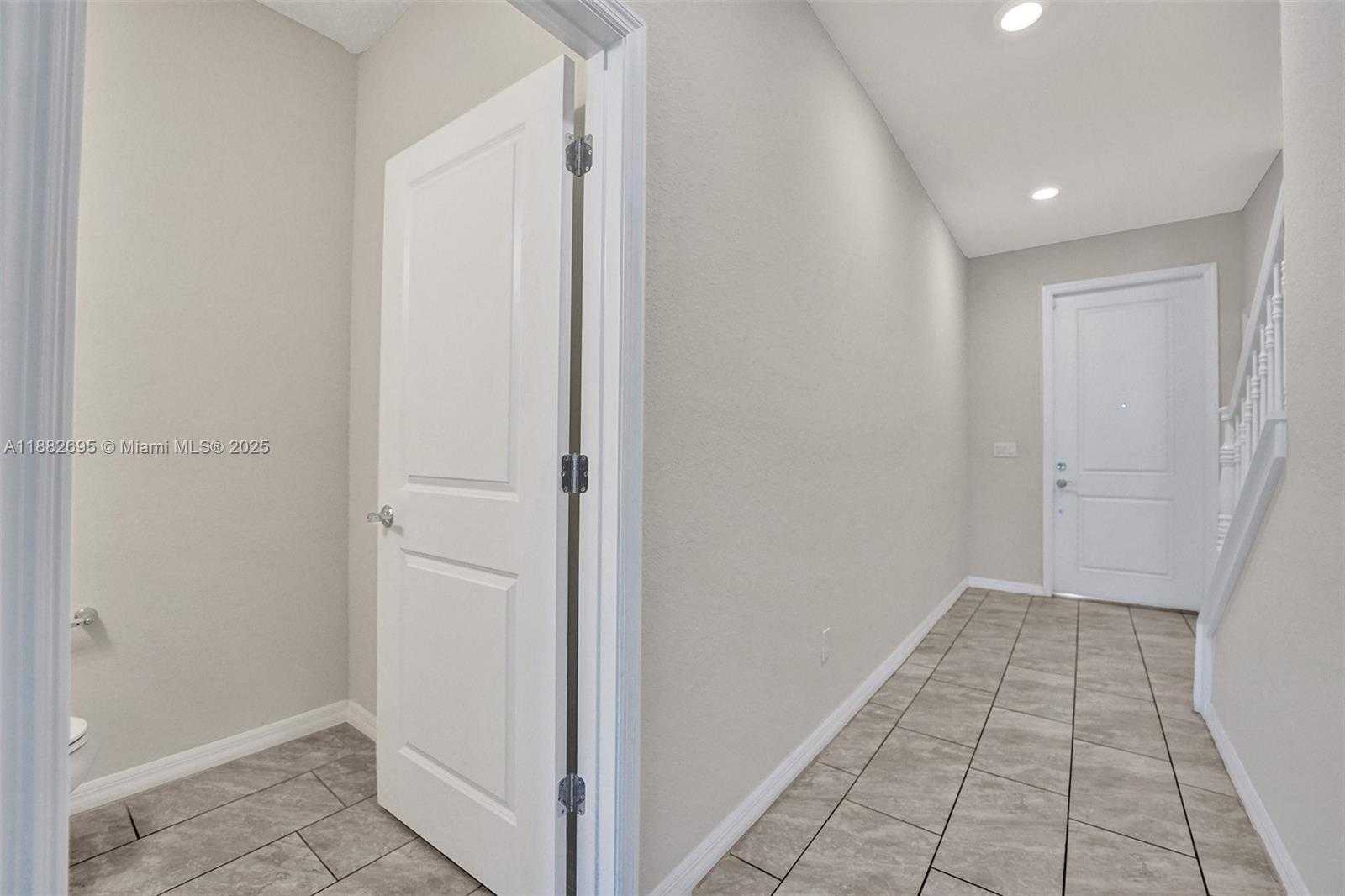 Small Image of 4764 EUCALYPTUS DR, Hollywood Number 3