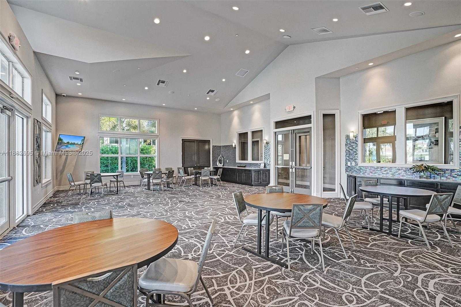 Small Image of 4764 EUCALYPTUS DR, Hollywood Number 64