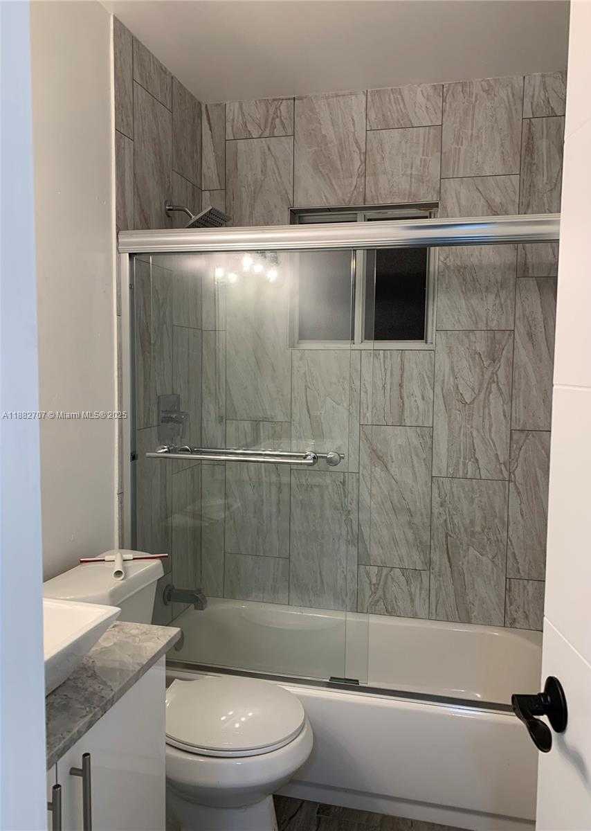 Small Image of 3298 WEST 70TH ST #101, Hialeah Number 7