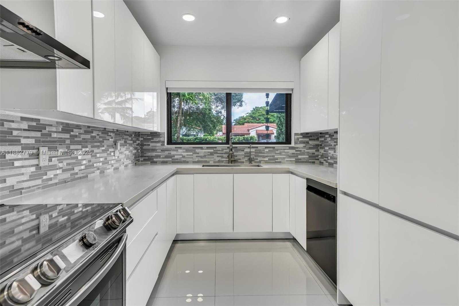 Small Image of 2484 SOUTH WEST 25TH ST, Miami Number 14