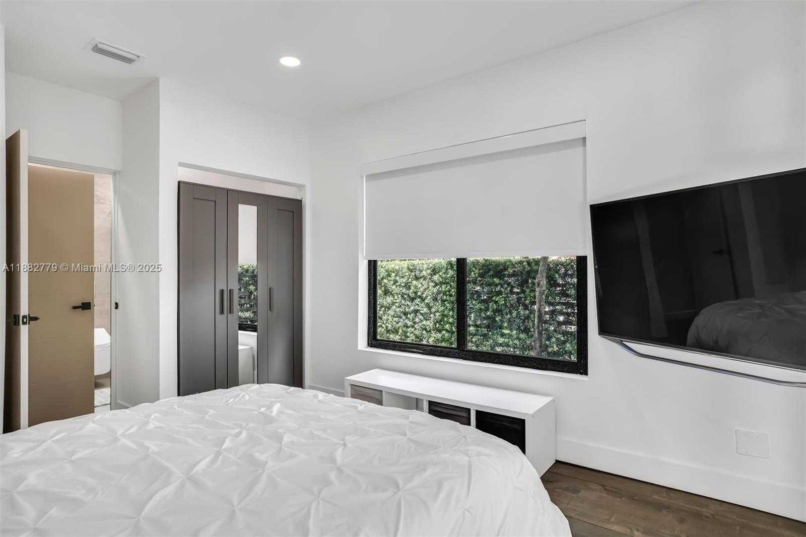 Small Image of 2484 SOUTH WEST 25TH ST, Miami Number 32