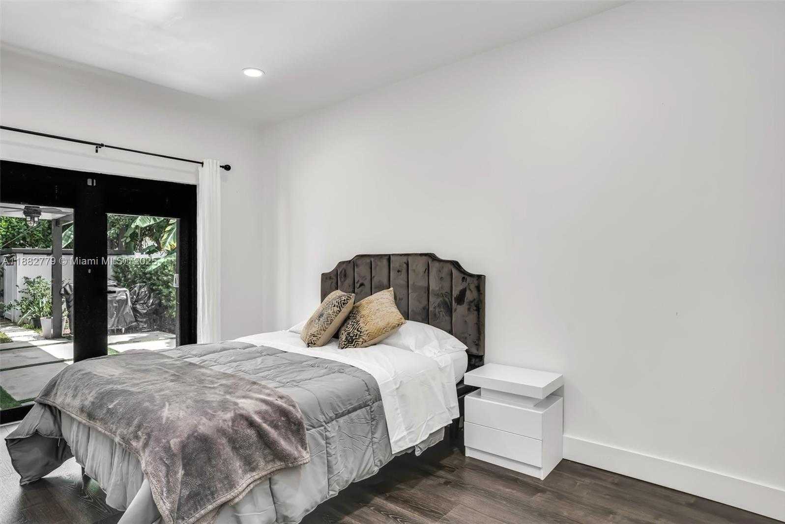 Small Image of 2484 SOUTH WEST 25TH ST, Miami Number 34