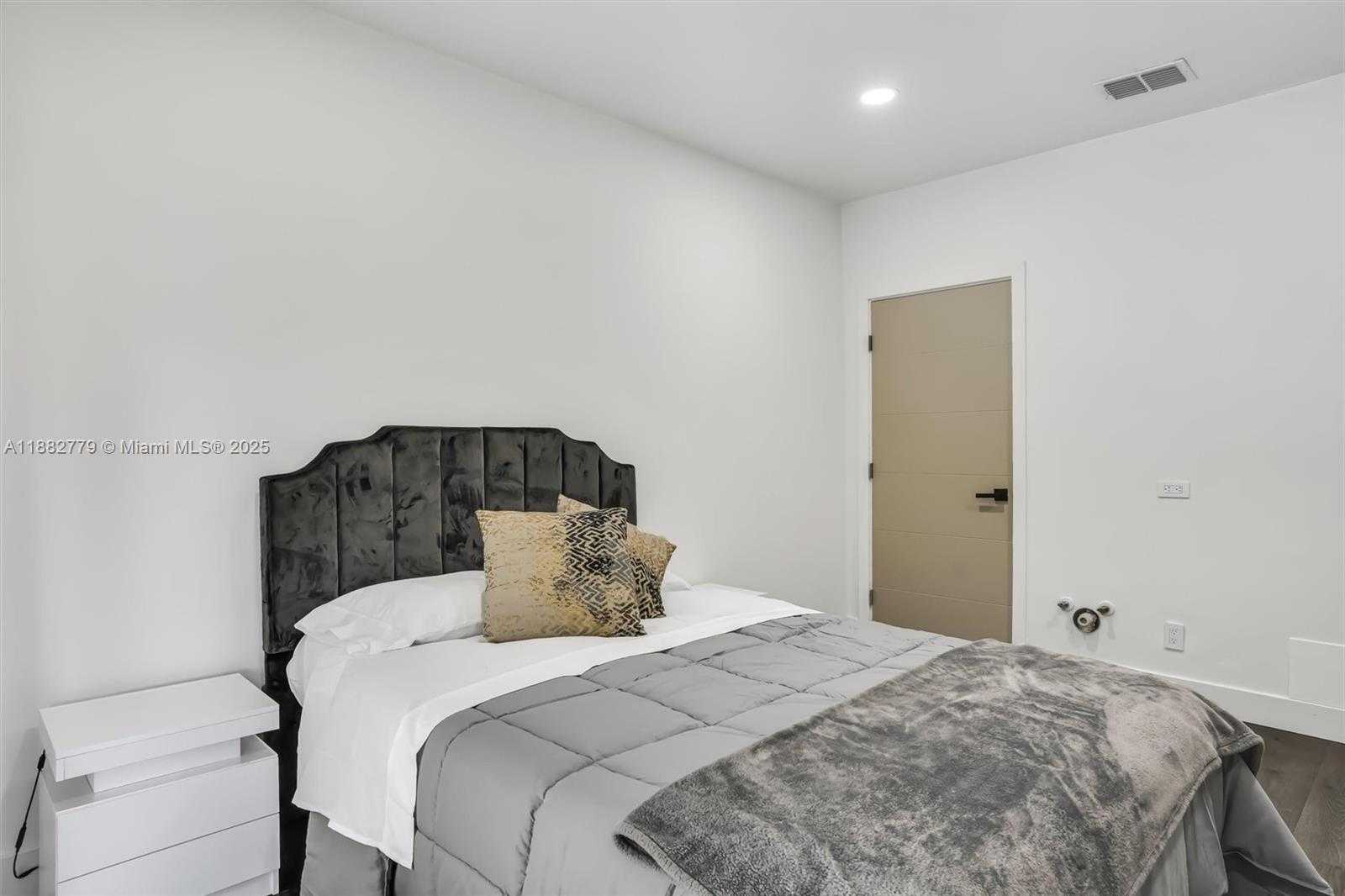 Small Image of 2484 SOUTH WEST 25TH ST, Miami Number 36