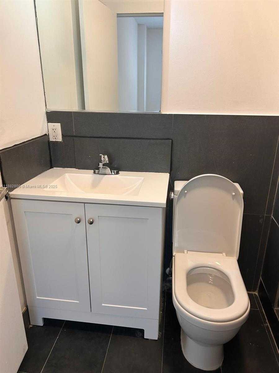Small Image of 1600 EUCLID AVE #105, Miami Beach Number 2
