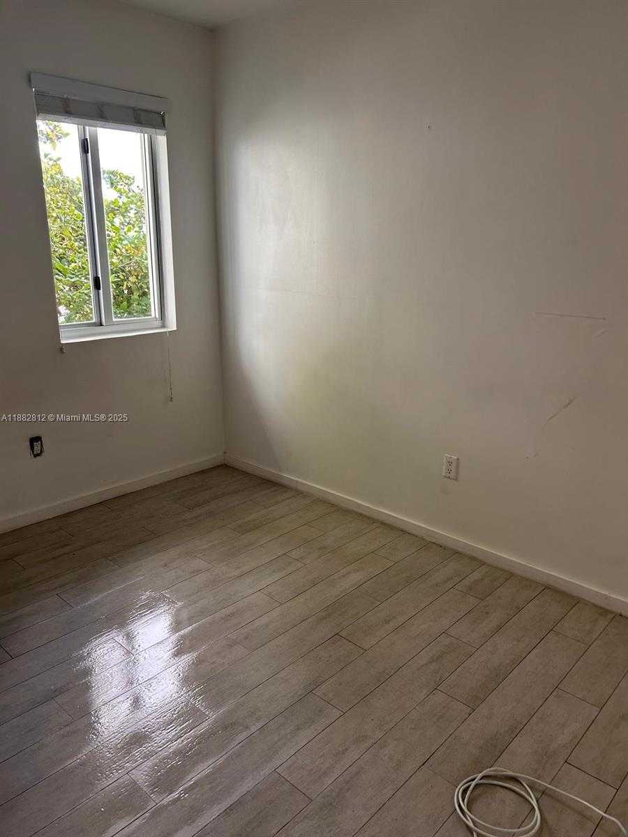 Small Image of 1601 MERIDIAN AVE #202, Miami Beach Number 6