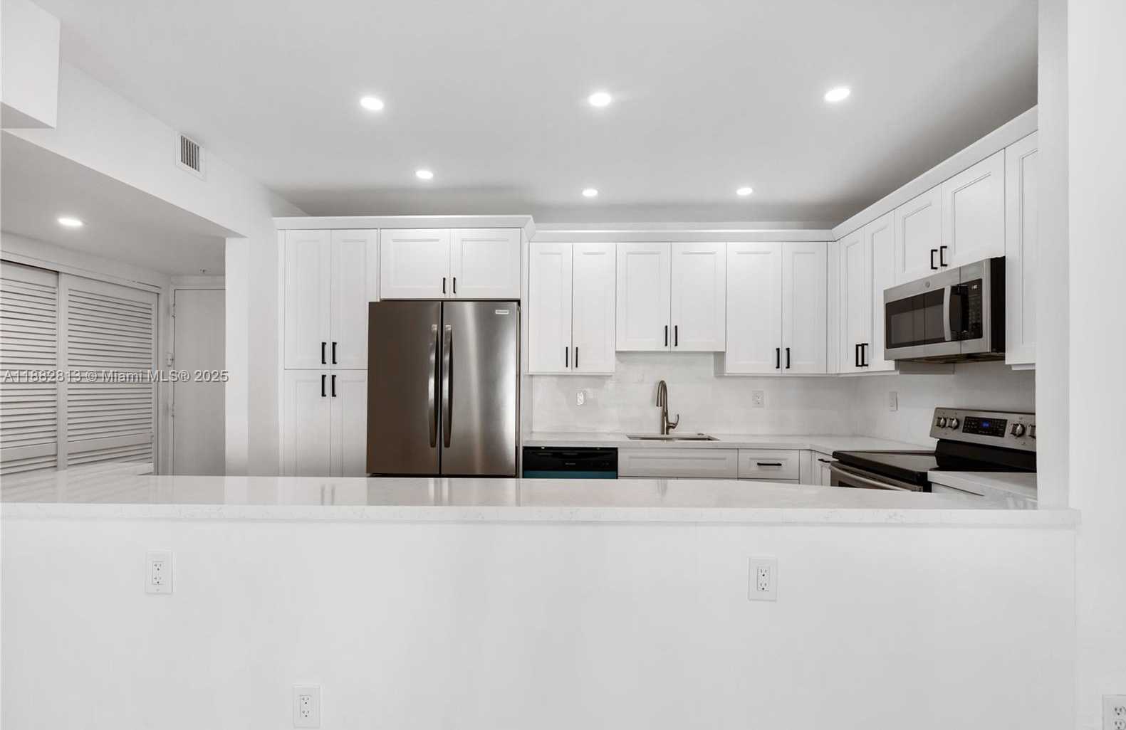 Small Image of 19380 COLLINS AVE #911, Sunny Isles Beach Number 4