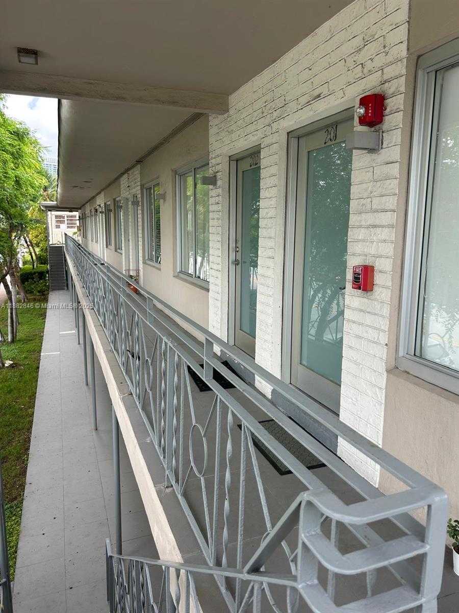 Small Image of 801 15TH ST #206, Miami Beach Number 2