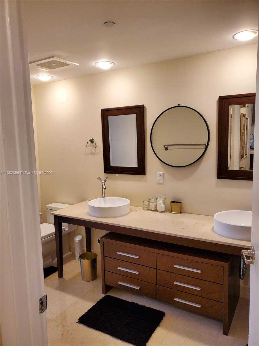 Small Image of 495 BRICKELL AVE #707, Miami Number 7