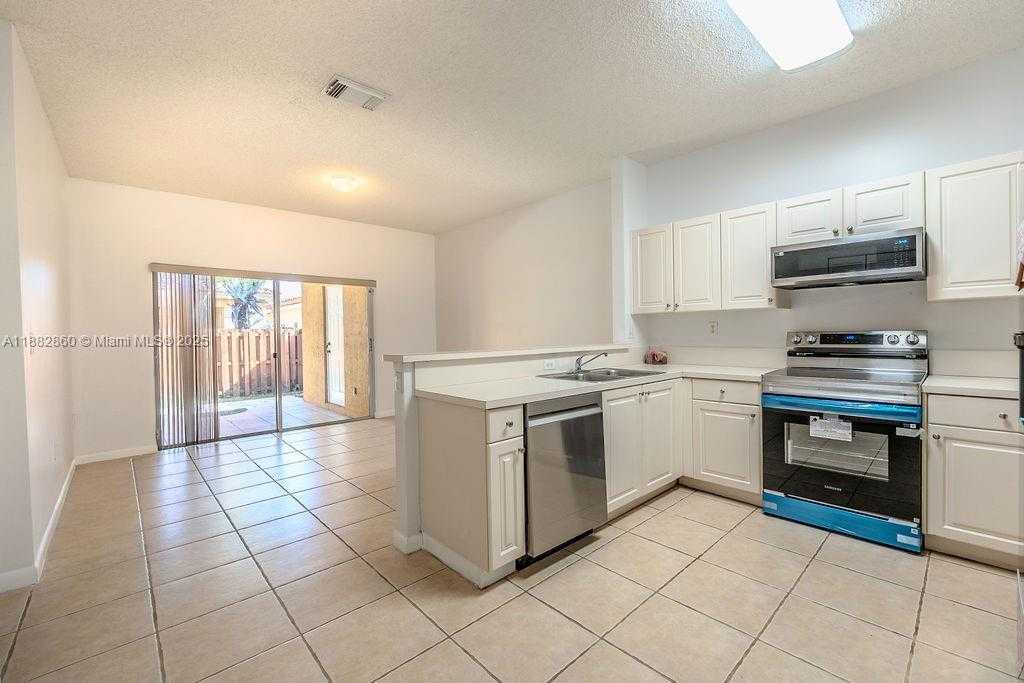 Small Image of 8117 NORTH WEST 199TH TER, Hialeah Number 5
