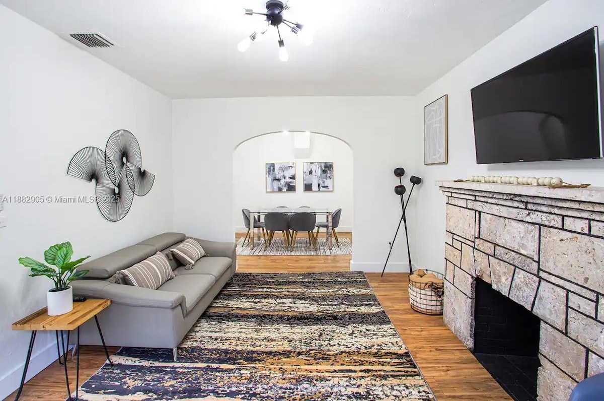 Small Image of 1022 SOUTH WEST 3RD AVE, Miami Number 11