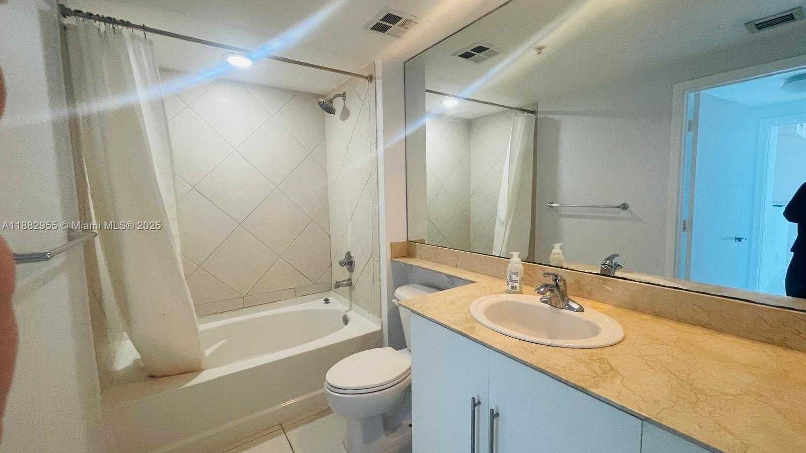 Small Image of 335 Biscayne Blvd, Miami, FL 33132, USA Number 4