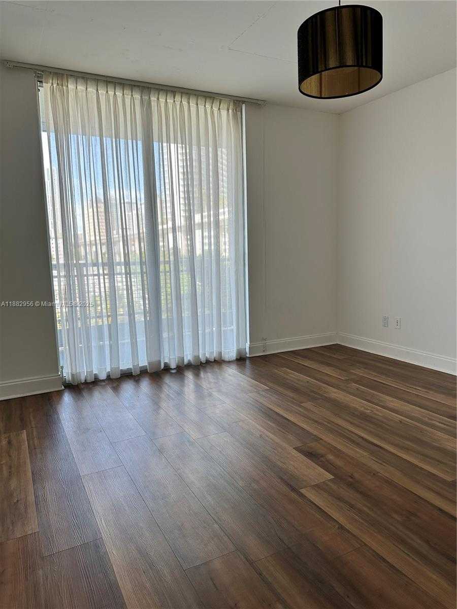 Small Image of 690 SOUTH WEST 1ST CT #605, Miami Number 2