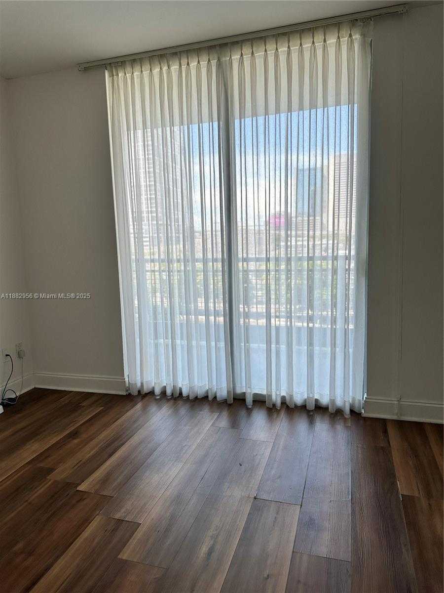 Small Image of 690 SOUTH WEST 1ST CT #605, Miami Number 3