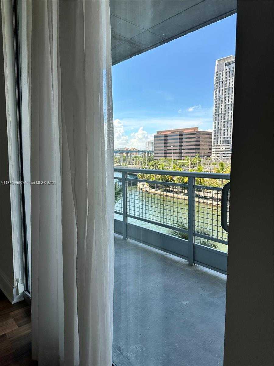 Small Image of 690 SOUTH WEST 1ST CT #605, Miami Number 4