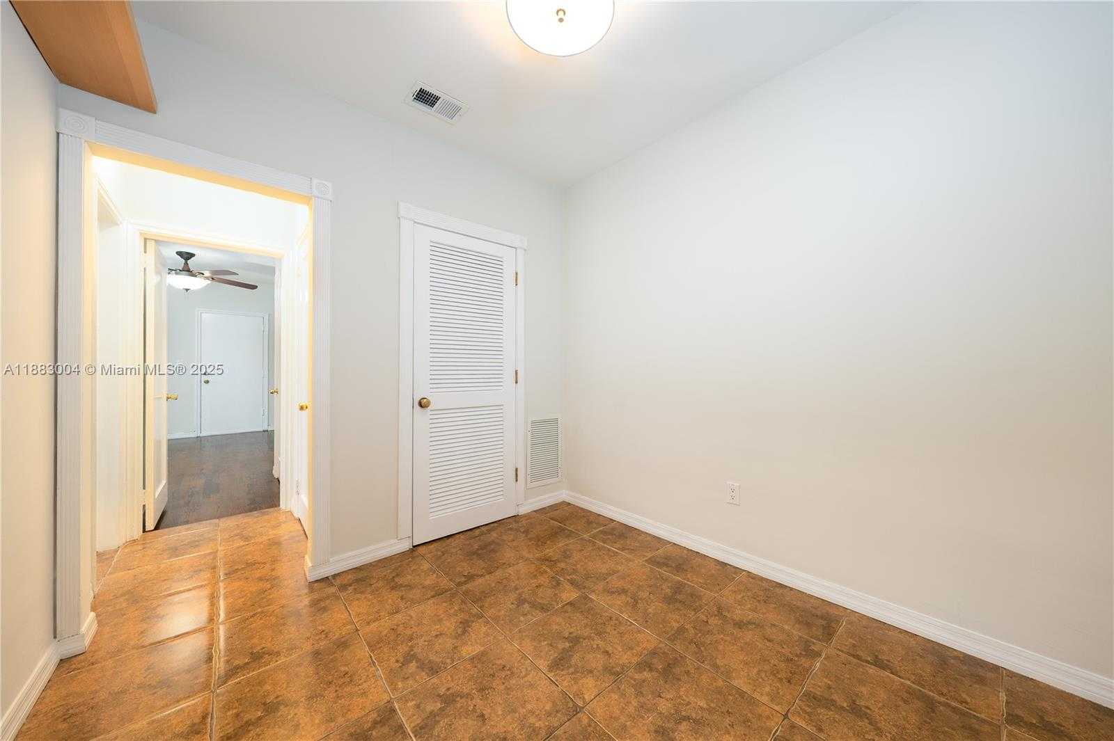 Small Image of 1051 MICHIGAN AVE #3, Miami Beach Number 4