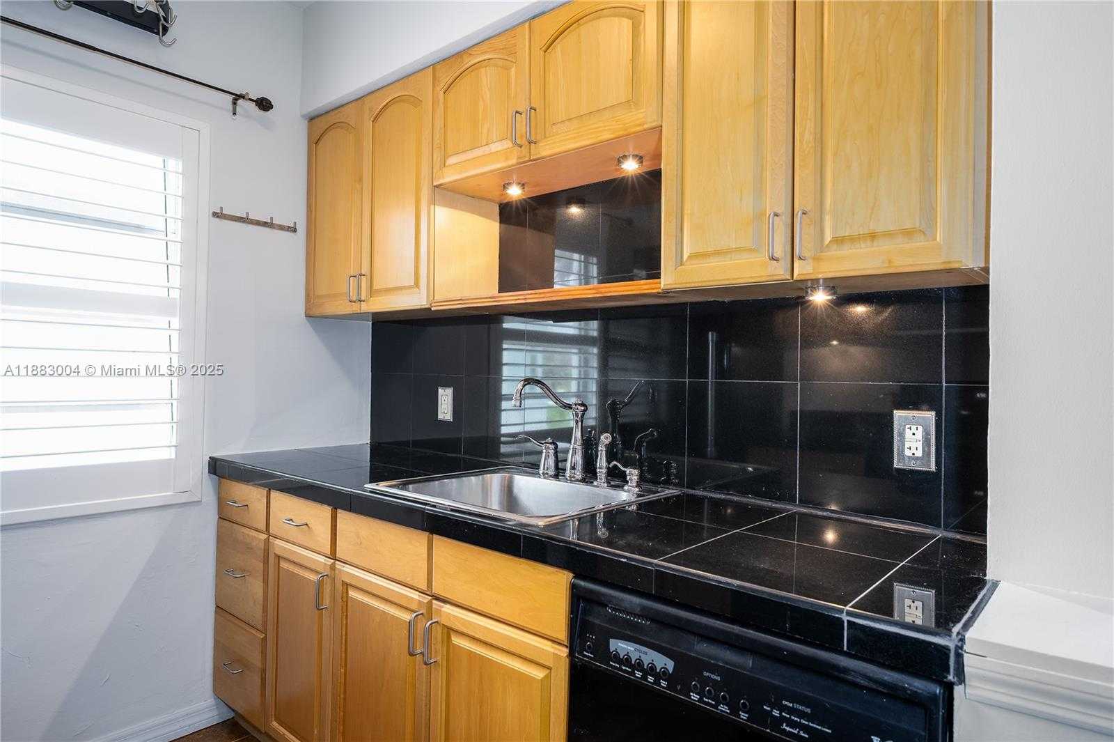 Small Image of 1051 MICHIGAN AVE #3, Miami Beach Number 8