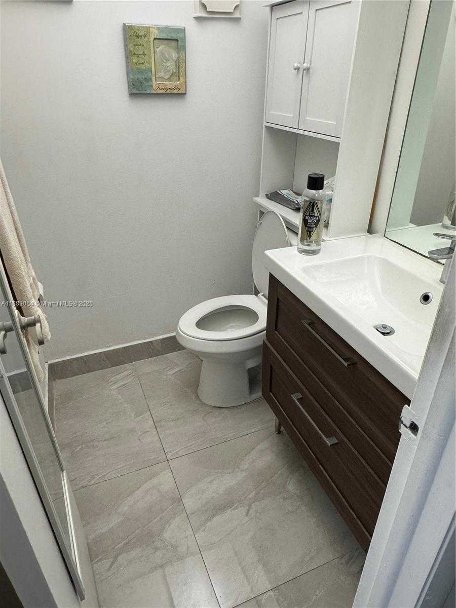 Small Image of 9363 FONTAINEBLEAU BLVD #H212, Miami Number 4