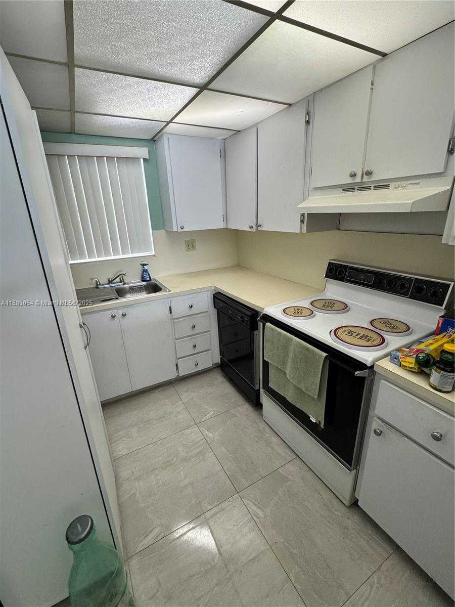 Small Image of 9363 FONTAINEBLEAU BLVD #H212, Miami Number 6