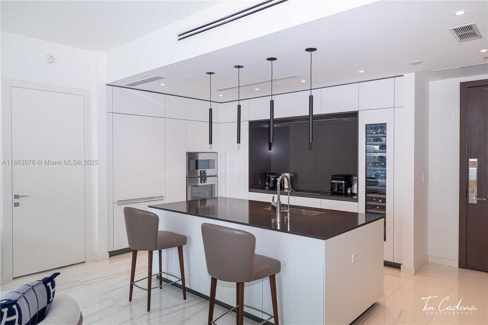 Small Image of 300 BISCAYNE BOULEVARD WAY #2606W, Miami Number 3