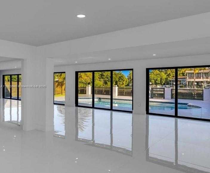 Small Image of 406 HOLIDAY DR, Hallandale Beach Number 11