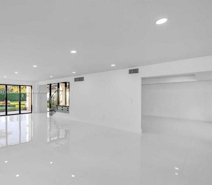 Small Image of 406 HOLIDAY DR, Hallandale Beach Number 13