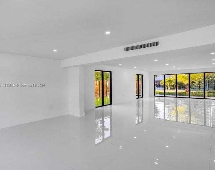 Small Image of 406 HOLIDAY DR, Hallandale Beach Number 17