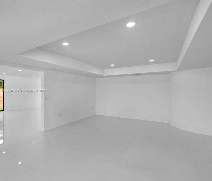 Small Image of 406 HOLIDAY DR, Hallandale Beach Number 19