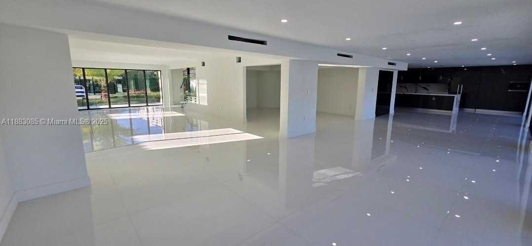 Small Image of 406 HOLIDAY DR, Hallandale Beach Number 28