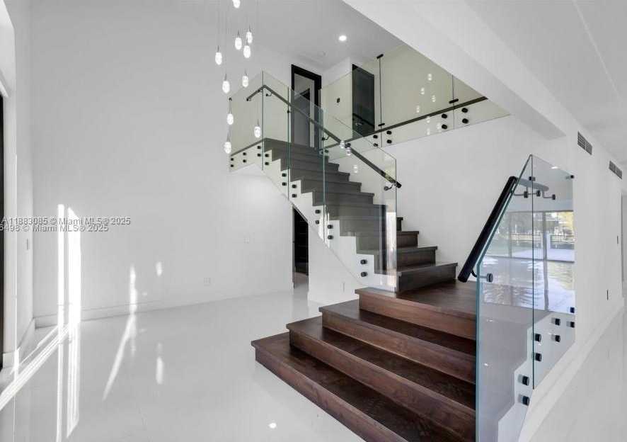 Small Image of 406 HOLIDAY DR, Hallandale Beach Number 3