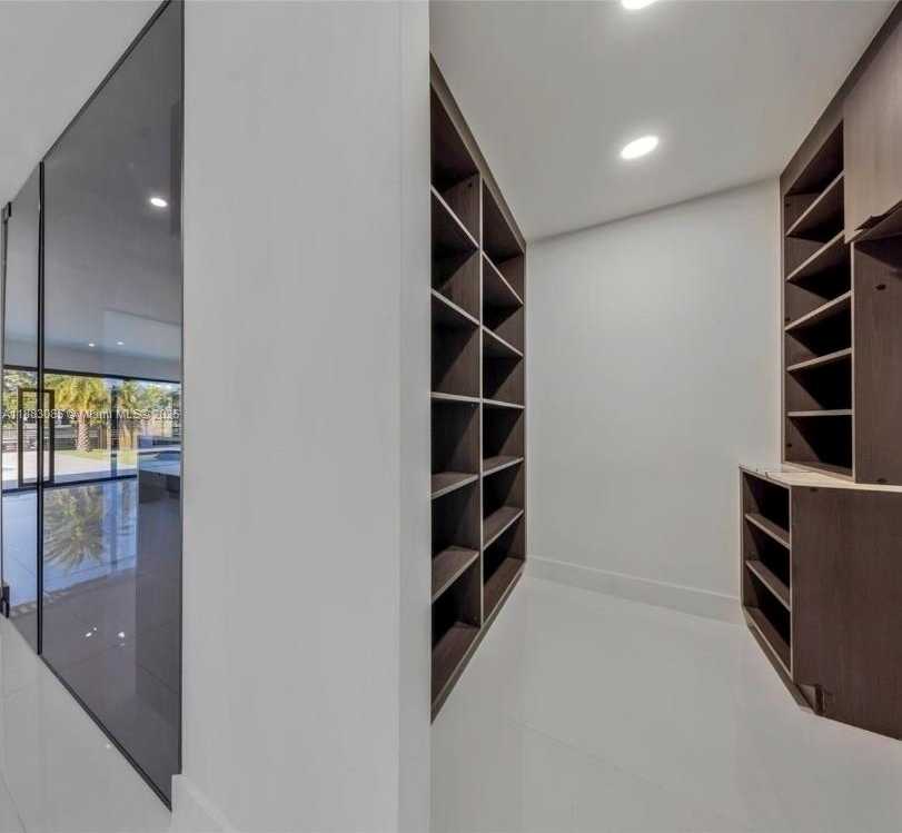 Small Image of 406 HOLIDAY DR, Hallandale Beach Number 30
