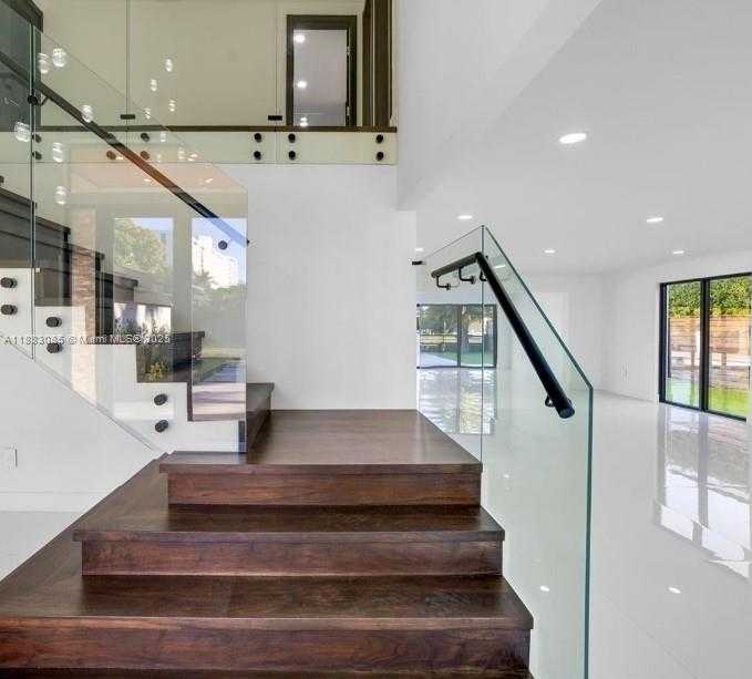 Small Image of 406 HOLIDAY DR, Hallandale Beach Number 4