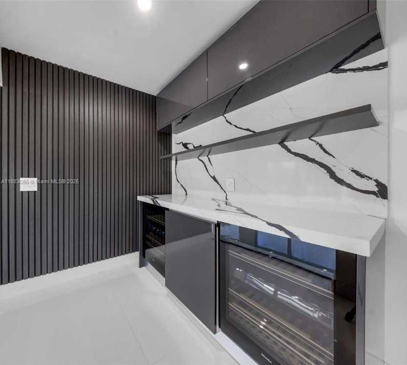 Small Image of 406 HOLIDAY DR, Hallandale Beach Number 43