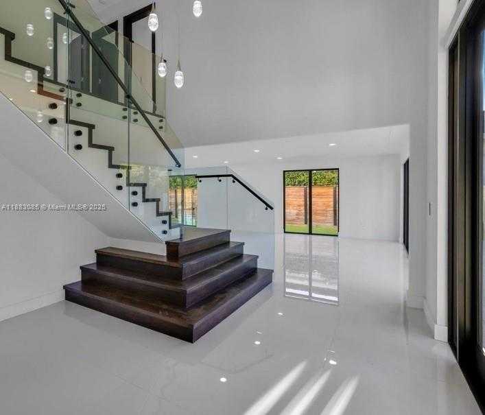 Small Image of 406 HOLIDAY DR, Hallandale Beach Number 5