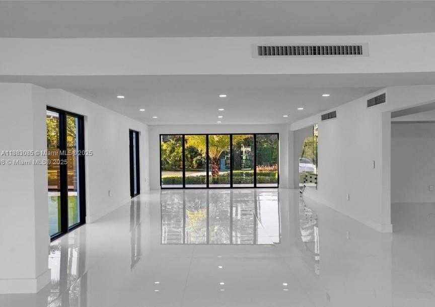 Small Image of 406 HOLIDAY DR, Hallandale Beach Number 51