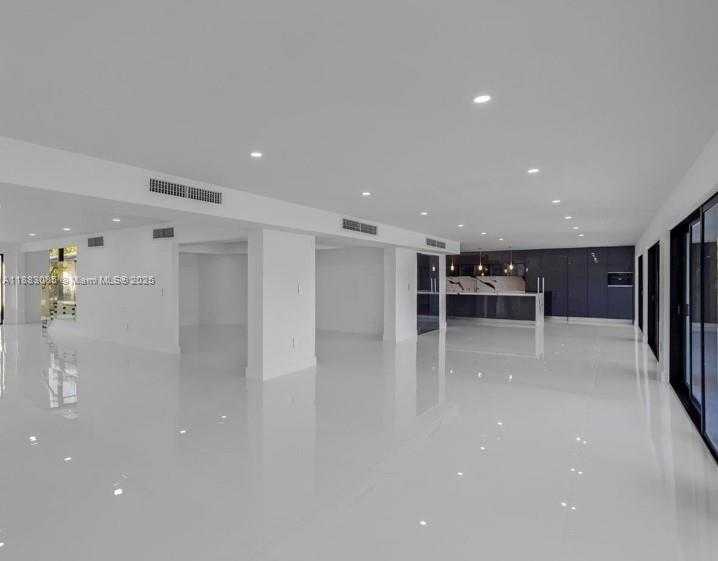 Small Image of 406 HOLIDAY DR, Hallandale Beach Number 54