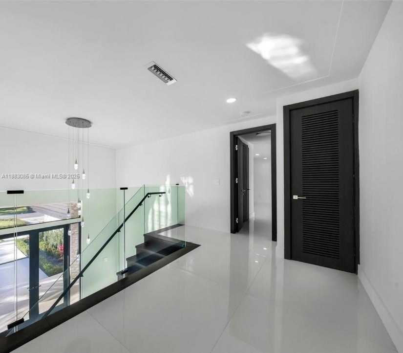 Small Image of 406 HOLIDAY DR, Hallandale Beach Number 7
