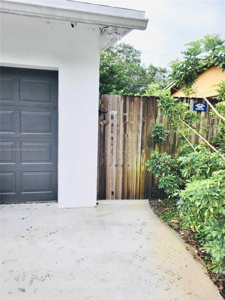 Small Image of 6730 CHARLESTON ST #B-2, Hollywood Number 12