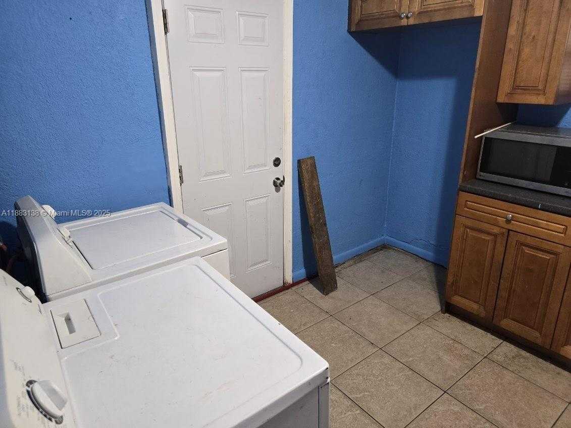 Small Image of 2237 SIMMS ST, Hollywood Number 7