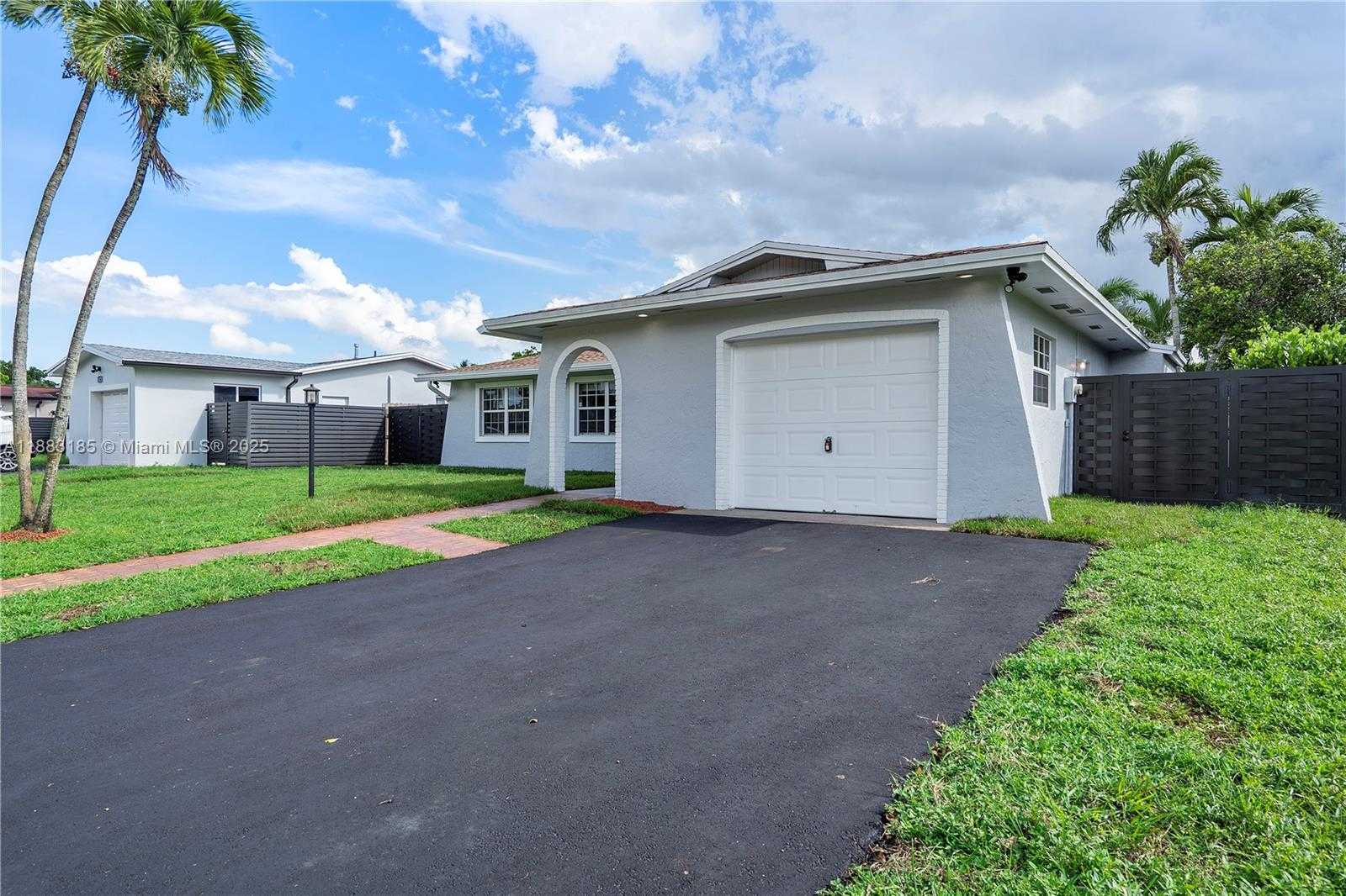 Small Image of 11240 SHERIDAN ST #11240, Pembroke Pines Number 2