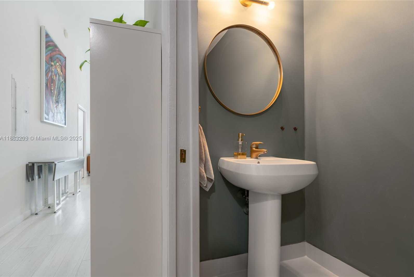 Small Image of 1900 NORTH BAYSHORE DR #602, Miami Number 26