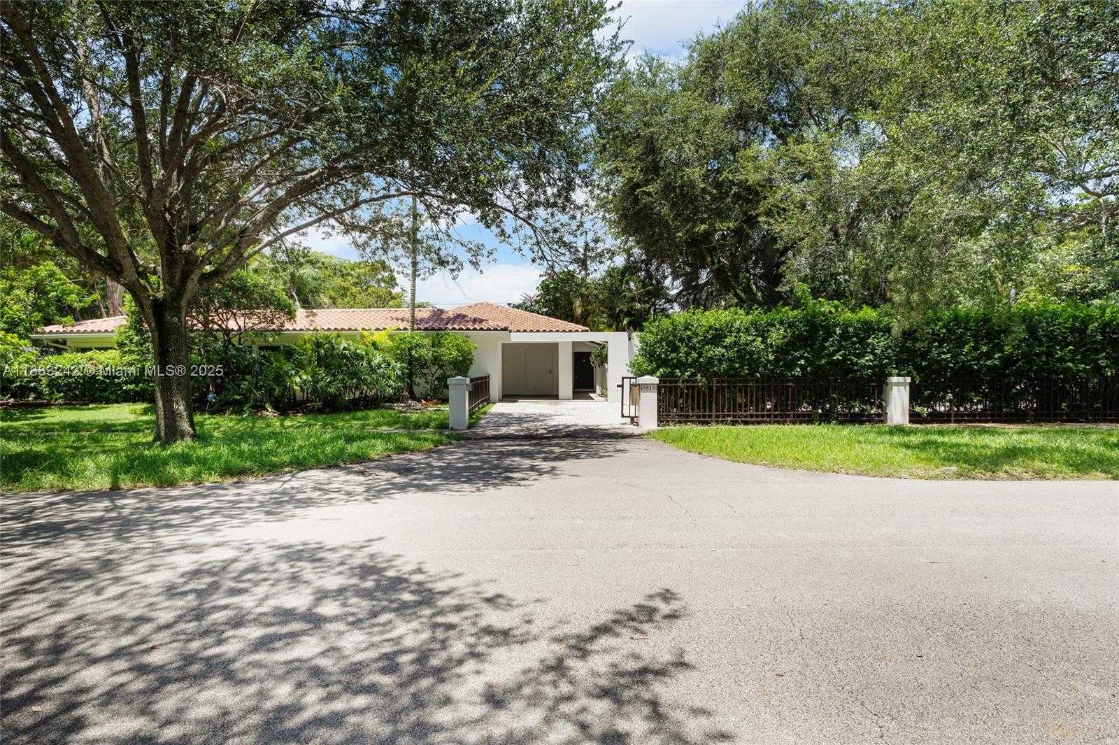Small Image of 5810 MAGGIORE ST #5810, Coral Gables Number 4