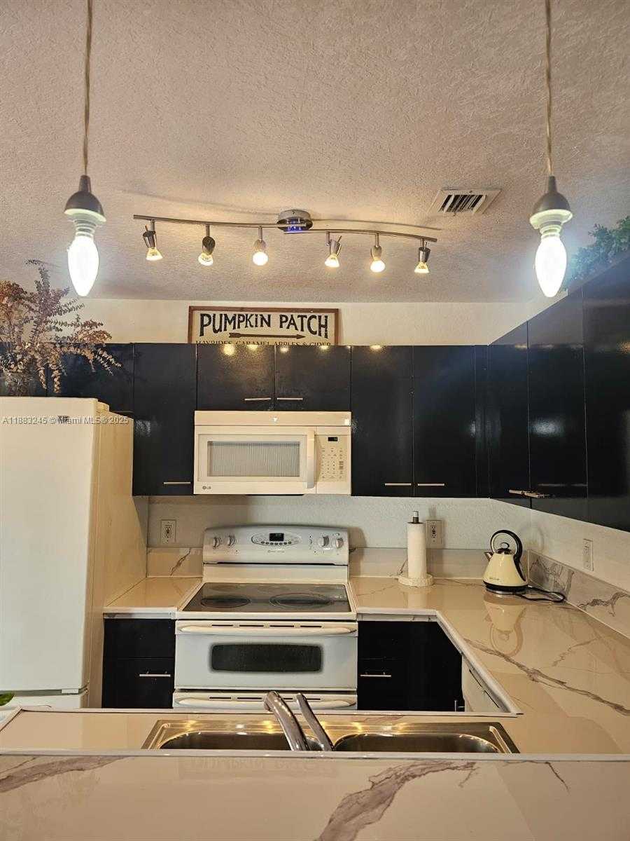 Small Image of 126 HIDDEN CT RD #27-D, Hollywood Number 4